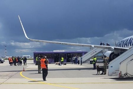 ロシアのペスコフ大統領報道官は２５日、ベラルーシが民間旅客機を強制着陸させ、反体制派のジャーナリストを拘束した問題について、ロシアが何らかの形で関与したとの見方にコメントする価値はないと発言し、反ロシア感情にあおられた見方だとの認識を示した。 着陸されられたライアンエア機、２３日撮影の提供写真。（２０２１年　ロイター）