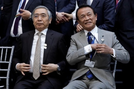 　４月２１日、麻生太郎財務相（写真右）は米ワシントンで開かれた２０カ国・地域（Ｇ２０）財務相・中央銀行総裁会議の終了後に記者会見し、日米で通商交渉を巡って違いがあるのは事実との認識を示した。（２０１８年　ロイター/Yuri Gripas）