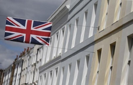 　６月２７日、ヒッチンズ駐日英大使は午前、英国の欧州連合（ＥＵ）離脱決定を受け、同国に進出する日本企業から意見を聞く会合を２９日に大使館で開くことを明らかにした。写真は英国の国旗。ロンドンで昨年３日撮影（２０１６年　ロイター/Suzanne Plunkett）