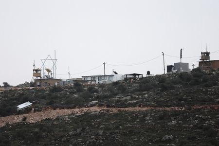 写真はヨルダン川西岸のイスラエル人の入植地。2月9日、ベイタで撮影。 REUTERS/Ammar Awad