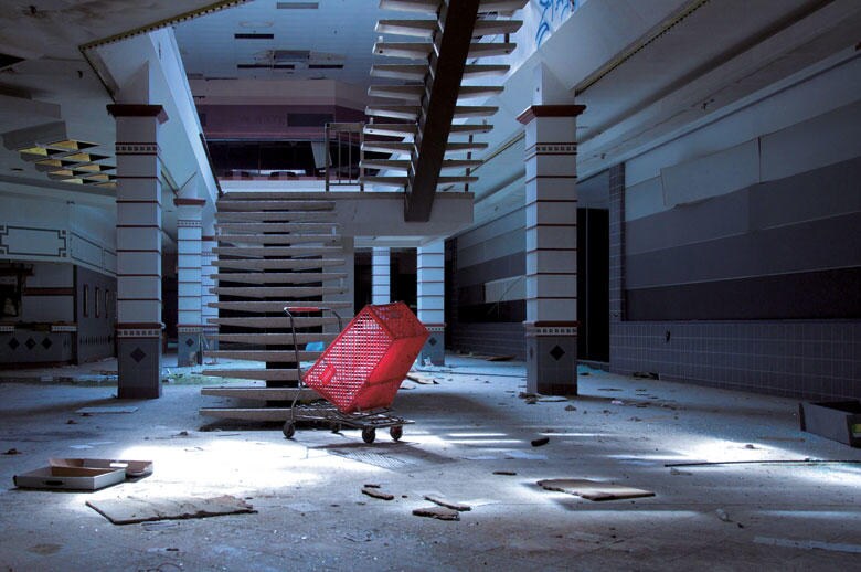 オハイオ州で2008年に閉店したローリング・エーカーズ・モール　PHOTOGRAPH BY SEPH LAWLESS