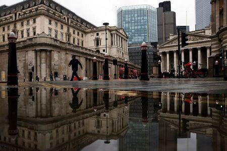 ６月１５日、イングランド銀行（英中央銀行）のベイリー総裁は、金融関連業界団体の会合で講演し、暗号資産などの分野におけるイノベーションが、金融の安定など、より大きな目標の達成を損ねるべきでないとの考えを示した。写真はロンドンの同行前で昨年１１月撮影（２０２１年　ロイター／Simon Dawson）