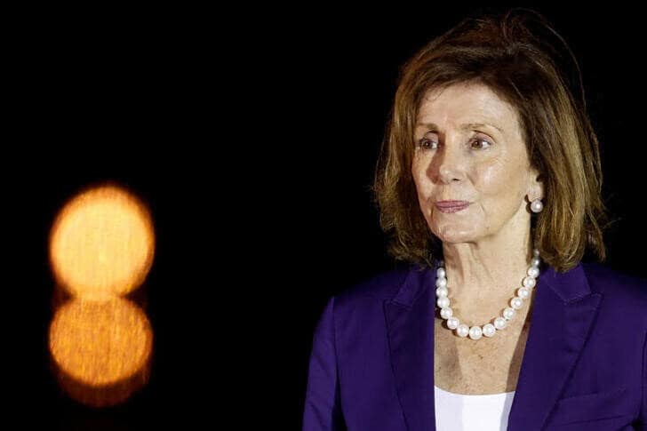 アジア歴訪中のペロシ米下院議長は、岸田文雄首相と会談する。写真は4日、米軍横田基地に到着したペロシ氏（2022年　ロイター／Issei Kato）