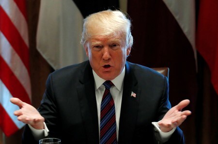 ４月４日、米政府は、約５．３兆円相当の中国製品への関税措置計画に対し、中国が米国の重要産業分野を標的にした対抗措置を表明したことを受け、過熱する中国との通商問題の解決に向けて交渉する意向を表明した。写真はトランプ米大統領。ホワイトハウスで３日撮影（２０１８年　ロイター/Kevin Lamarque）