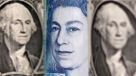 　５月２１日、英国と米国の大手企業は、世界各地で今年実施される選挙により外国為替相場が変動した場合に利益が目減りするのを防ぐため、為替ヘッジの期間を長期化する姿勢を強めている。写真は英ポンドと米ドルの紙幣。ボスニア・ヘルツェゴビナのサラエボで２０２０年１月撮影（２０２４　ロイター／Dado Ruvic）