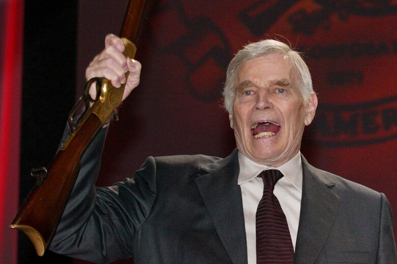 俳優の故チャールトン・ヘストンはNRA会長を務めたことでも知られた（会長時代の03年の演説）　Reuters