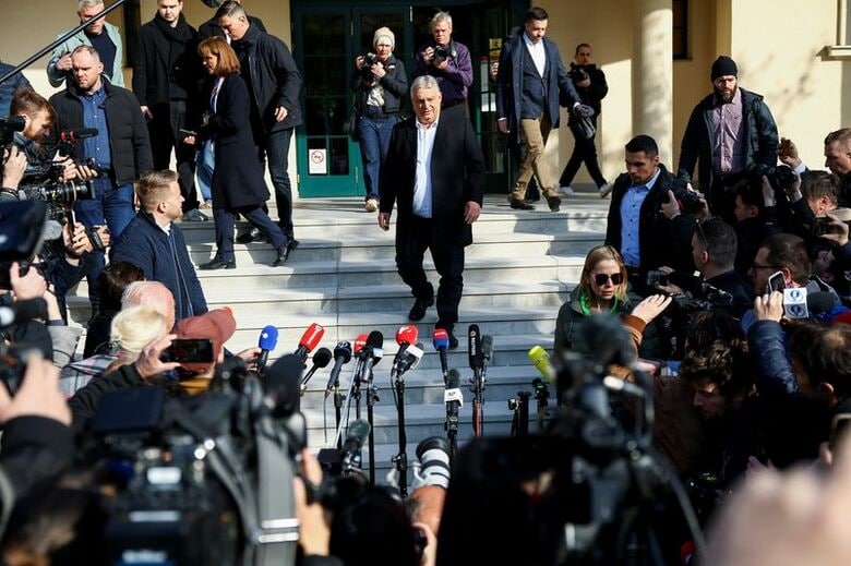 写真は記者団の取材に応じるハンガリーのオルバン首相。　4月12日、ハンガリーのブダペストで撮影。REUTERS/Lisi Niesner