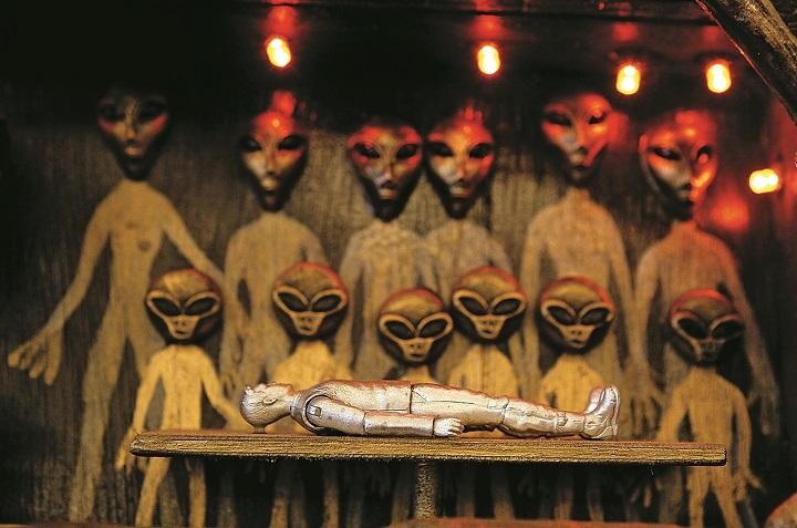 11年のMUFONのシンポジウムで展示された宇宙人をテーマにしたアート　ROBERT GAUTHIERーLOS ANGELES TIMES／GETTY IMAGES