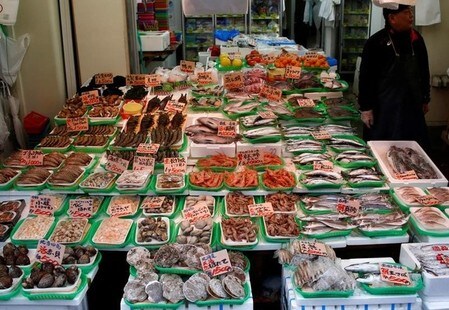 　５月２６日、４月の全国消費者物価指数は、生鮮食品を除いた指数（コアＣＰＩ）が前年比０．３％上昇しプラス幅が３月の０．２から拡大、２０１５年４月以来２年ぶりの上昇率となった。都内で１月撮影（２０１７年　ロイター／Kim Kyung-Hoon）