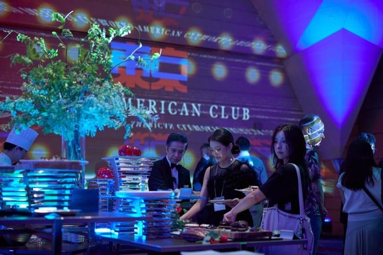 東京アメリカンクラブで開催された「バンケットショーケース」。華やかな料理と光の演出に包まれ、ゲストたちは特別な一夜を過ごした　井出友樹