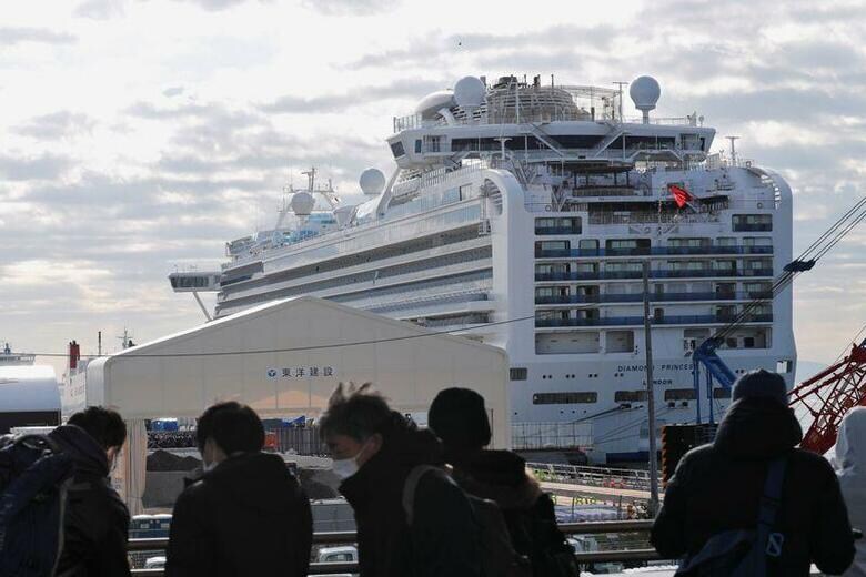 新型コロナウイルスの集団感染が発生し、横浜に接岸しているクルーズ船「ダイヤモンド・プリンセス」号から乗客の下船が始まった。（２０２０年　ロイター／Kim Kyung-hoon）