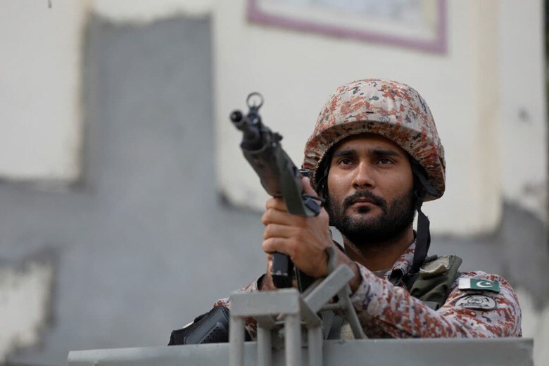 総選挙に向けて警備が強化される国内最大の都市カラチ（2月7日）　Akhtar Soomro-Reuters