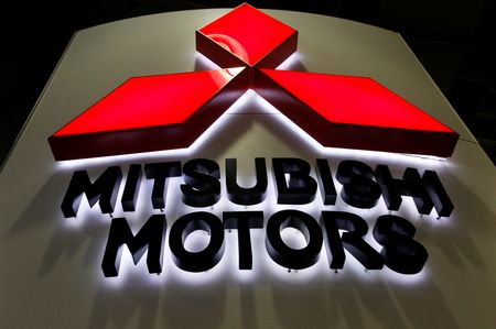 　米ペンシルベニア州フィラデルフィア一般訴訟裁判所の陪審は１０月３０日、三菱自動車に対し、横転事故を起こした際にシートベルトの欠陥が原因で四肢まひになったと訴えていた男性（５８）とその妻に約９億７７００万ドルの損害賠償を支払うよう命じる評決を下した。写真は三菱自のロゴ。ニューヨークで２０１１年４月撮影（２０２３年　ロイター／Jessica Rinaldi）