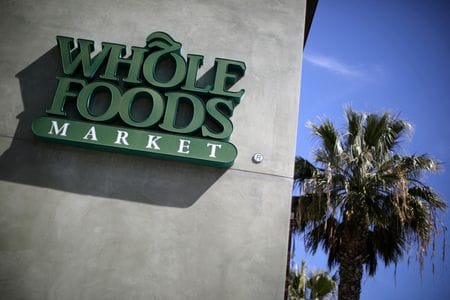 ８月２４日　米アマゾン・ドット・コム傘下の食品スーパーで自然食品やオーガニック食材を売りにするホールフーズ・マーケットに対して２３日、牛肉製品を「抗生物質は一切使用せず」と虚偽の宣伝で販売しているとした訴訟がカリフォルニア州連邦地裁に提出された。写真はホールフーズの加州サンタモニカ店。２０１８年３月撮影（２０２２年　ロイター／Lucy Nicholson）