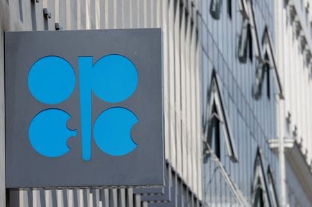 写真は石油輸出国機構（OPEC）のロゴ。2024年5月、オーストリアのウィーンにある本部で撮影。REUTERS/Leonhard Foeger