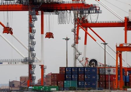 　内閣府が５月２０日に発表した３月機械受注統計によると、設備投資の先行指標である船舶・電力を除いた民需の受注額（季節調整値）は、前月比３．７％増となった。３カ月ぶりの増加。ロイターの事前予測調査では前月比６．４％増と予想されており、結果はこれを下回った。写真は川崎市の京浜工業地帯で２０１８年９月撮影（２０２１年　ロイター／Kim Kyung-Hoon）
