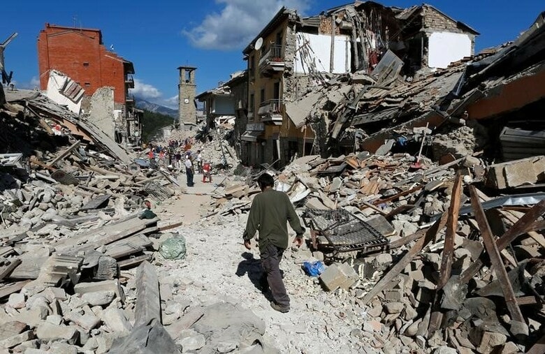 ８月２４日、イタリア中部は、世界で最も活発な地震活動地帯の１つであり、地震の震動が定期的に同国を貫く山脈を揺らしている。写真は、イタリア中部のペスカーラ・デル・トロントの被災現場を歩く男性。２４日撮影（２０１６年　ロイター/Remo Casilli）