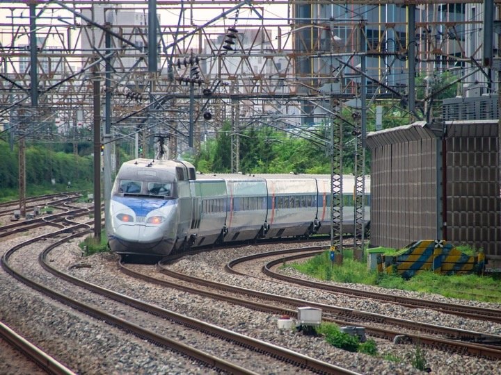 ソウル市内を走行するKTX初期型（撮影＝筆者）