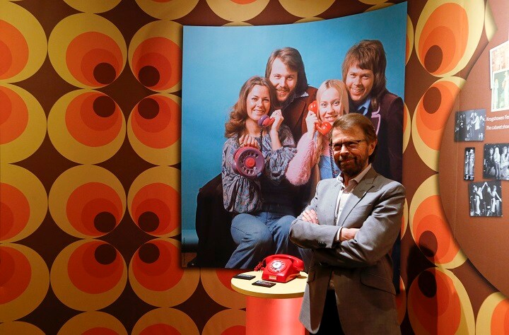 2013年5月ストックホルムの「アバ・ザ・ミュージアム」のオープニング時、メンバーの過去の写真の前に立つビョルン・ウルヴァース　Arnd Wiegmann-REUTERS