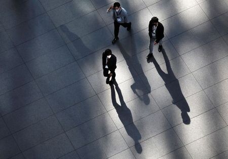 　１１月２６日、加藤官房長官は、都道府県が新型コロナウイルスの感染状況に関し、最も深刻な「ステージ４」と判断しても、機械的に緊急事態宣言を発出することはなく、政府が総合的に判断して最終的に決定していくとの考えを示した。写真は１８日、都内で撮影（２０２０年　ロイター／Issei Kato）