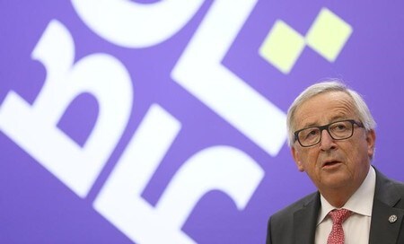 　６月２日、欧州委員会のユンケル委員長（写真）は、イタリアで大衆迎合主義（ポピュリズム）政権が誕生したものの、ユーロ圏に新たなソブリン債務危機の脅威はないとの見解を示した。写真はブルガリアの首都ソフィアで５月撮影（２０１８年　ロイター／Stoyan Nenov）