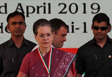 　６月１２日、インド最大野党・国民会議派は、ソニア・ガンジー暫定総裁（７５）が新型コロナウイルスに関連した健康問題でニューデリーの病院に入院したと、ツイッターで発表した。ニューデリーで２０１９年４月撮影（２０２２年　ロイター/Adnan Abidi）