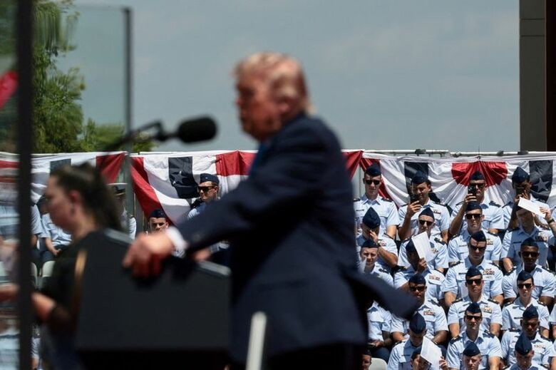 米沿岸警備隊士官学校で演説するトランプ大統領。コネチカット州ニューロンドンで２０日撮影。REUTERS/Evelyn Hockstein