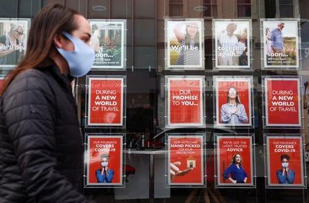 欧州の一部で新型コロナウイルス感染が拡大していることを受け、英政府閣僚が夏の海外旅行を予約しないよう呼び掛けた。ロンドンの旅行代理店前で２１日撮影。（２０２１年　ロイター/Henry Nicholls）