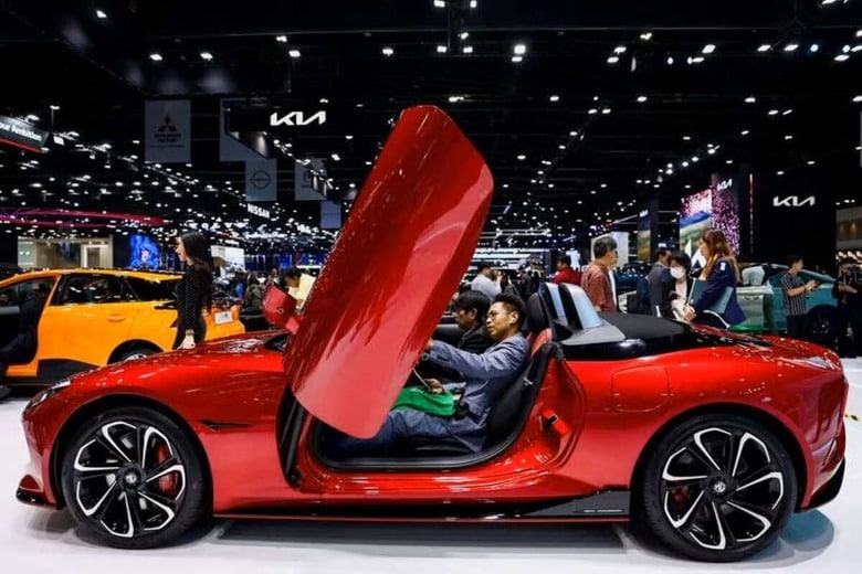 ６月２１日、カウンターポイント・リサーチはリポートで、東南アジアでは中国のＢＹＤとベトナムのビンファストが主導する形で電気自動車（ＥＶ）販売が急増しており、日本や韓国企業が支配する内燃エンジン（ＩＣＥ）車市場に食い込んでいると指摘した。写真はバンコクの自動車ショー。３月２５日撮影（２０２４年　ロイター/Chalinee Thirasupa）