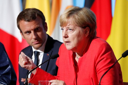 　９月２４日、ドイツの保守与党は、連邦議会（下院）選挙で予想通り勝利し、メルケル首相（右）の４選が確実になった。ただメルケル氏は、マクロン仏大統領（左）と共同で進めようとしている欧州統合深化に向けた取り組みにおいて、慎重な対応を強いられる恐れがある。パリで８月撮影（２０１７年　ロイター/Charles Platiau）