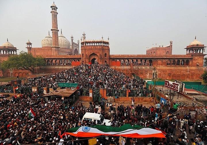 インドでは、モディ政権が打ち出した新国籍法がイスラム教徒を差別していると抗議するデモが全土に広がり、南部の都市では、デモ隊と警察の衝突で2人が死亡し、外出禁止令が出された。写真は新国籍法に反対するデモ。インドのデリーで撮影（2019年　ロイター／Danish Siddiqui）