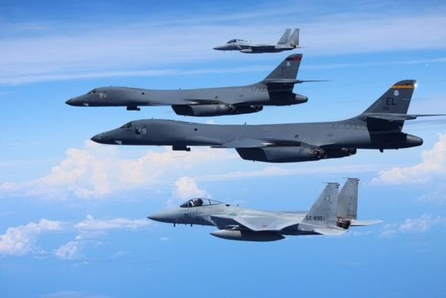 ９月２６日、北朝鮮は朝鮮半島周辺を飛行する米爆撃機を撃墜すると威嚇している。ただ軍事専門家によると、大半の対空装備が冷戦時代の旧式なシステムであることを考えれば、強気の言い回しとは裏腹に実行は難しそうだ。写真中央の２機は、東シナ海上空で自衛隊機を演習を行う米空軍の爆撃機。９日提供写真（２０１７年　ロイター/Air Staff Office of the Defense Ministry of Japan/HANDOUT via REUTERS）