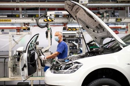１２月７日、ドイツ連邦統計庁によると、１０月の鉱工業生産指数は好調な自動車販売に支えられ前月比３．２％上昇で６月以来の大幅な伸びとなった。、ロイター調査による予想（１．６％上昇）を上回った。独ふぉるふスブルクの自動車工場で４月代表撮影（２０２０年　ロイター）