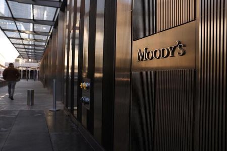 格付け会社ムーディーズは、米国のミドルマーケット・ローン担保証券（ＣＬＯ）について、比較的規模が小さい企業が高インフレと高金利に見舞われる中、信用の質が低下しているとの見方を示した。写真はムーディーズのロゴ。２０２１年１１月２１日にＮＹで撮影。（２０２４年　ロイター／Andrew Kelly）