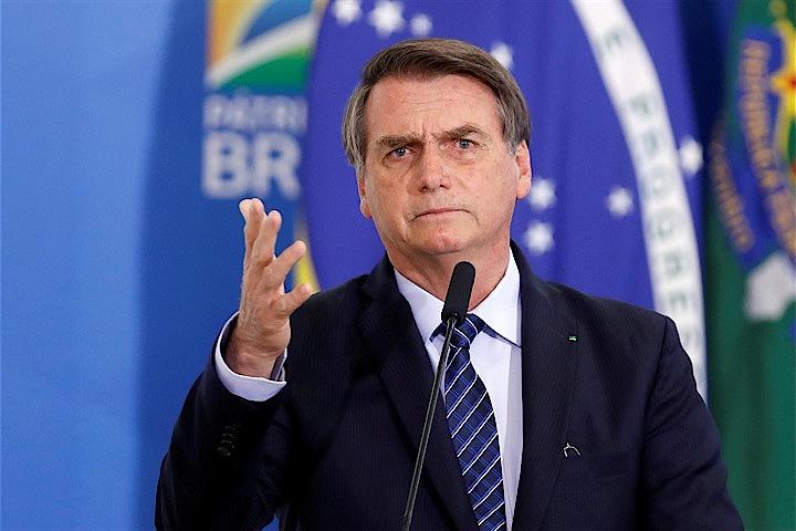 ブラジルのボルソナロ大統領は、アマゾン森林火災への対応をめぐり、国際舞台では欧州の指導者たちや環境保護グループから激しい批判を浴びている。しかし、国内で大統領の対応の鈍さに怒る国民は少ない。写真はブラジリアで撮影（2019年　ロイター/Adriano Machado）