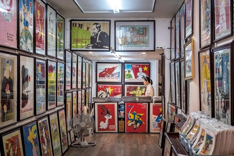 社会主義は過去のもの（共産党の昔のポスターを売る店、ハノイ）　LINH PHAMｰBLOOMBERG/GETTY IMAGES