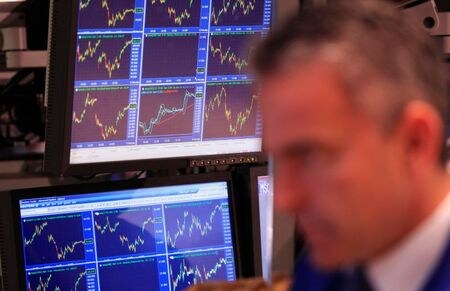 ５月４日、 欧米の株式市場で株価が商いを伴って数分間で約０．５％下落する事象が発生した。中国軍機が台湾の防空識別圏に侵入したとの情報が売りを触発したの見方も出ているが、詳細は分かっていない。写真は２０１１年１１月、ニューヨーク証券取引所で撮影（２０２１年　ロイター／Lucas Jackson）