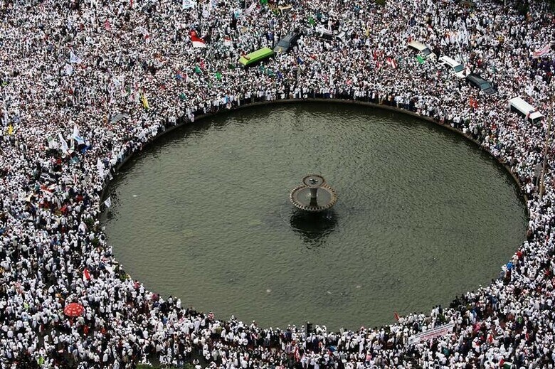 １１月４日、インドネシアの首都ジャカルタで、強硬派のイスラム教徒数万人がジャカルタ特別州のバスキ知事の辞任を求めてデモ行進した。キリスト教徒の同知事がイスラム教の聖典コーランを侮辱したと非難している（２０１６年　ロイター／Beawiharta）