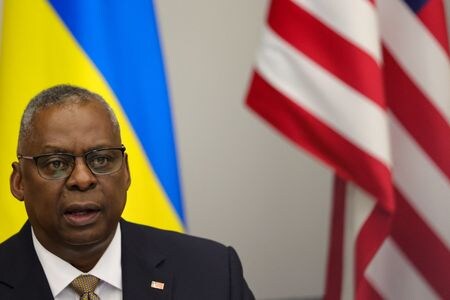 オースティン米国防長官は、「ドワイト・アイゼンハワー」の空母打撃群が東地中海へ移動を開始し、すでに展開する別の空母打撃群と合流する予定だと明らかにした。写真はベルギーのブリュッセルで１１日に撮影したオースティン国防長官（２０２３年　ロイター／Olivier Matthys）