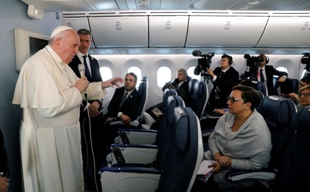 　１１月２６日、ローマ教皇フランシスコ（写真左）は２６日、原子力発電について、人類や地球環境にとって完全な安全性が保証されるまで利用を控えるべきだとの認識を示した。写真はアジア歴訪の終了後、ローマに戻る教皇特別機上で記者会見する様子。（２０１９年　ロイター／Toru Hanai）