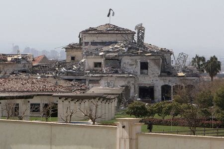 　イラン革命防衛隊が今月、イラク北部クルド人自治区の首都アルビルに弾道ミサイルを撃ち込んだことについて、関係筋はクルド人自治区がイスラエルと協力してトルコと欧州にガスを供給する計画を立てていたことが一因だったとの見方を示した。写真はミサイル攻撃で破壊された建物。１３日アルビルで撮影（２０２２年　ロイター/Azad Lashkari）