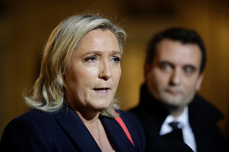３週間後の選挙では、ルペン（左）率いる極右政党が躍進する見込み　Philippe Wojazer- REUTERS