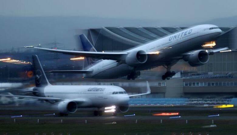 新型コロナウイルスの感染拡大で航空各社が大きな影響を受ける中、米デルタ航空とアメリカン航空、ユナイテッド航空は13日、政府支援を巡りホワイトハウスと協議していると明らかにした。フランクフルト空港で2日撮影（2020年　ロイター/Kai Pfaffenbach）