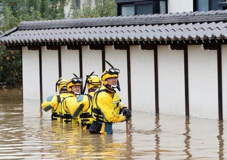 ６月２５日、日本の損保大手ＭＳ＆ＡＤホールディングスとＳＯＭＰＯホールディングスが、気候変動による将来の支払い保険金の変動見込みを８月にそれぞれ公表する。２０１９年１０月、長野県の千曲川氾濫現場で撮影（２０２１年　ロイター/Kim Kyung-Hoon）
