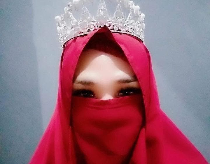 愛らしいティアラを付けた貞淑な新妻の正体は　Ist/Lombok Post via facebook