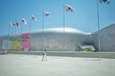 巨大なUFOのような形が特徴的な東大門デザインプラザ（DDP）（撮影＝筆者）