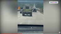 【動画】明らかにふらつき、他の車両に接触する警察車両