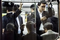 日本人のニュースメディア接触、「非ソーシャル」で「受動的」