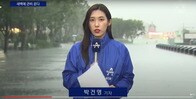 土砂降りの韓国ソウルで天気中継する女性記者を襲った想定外の出来事とは......