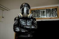 【デモ隊の告白4】「僕は会社にも行くが、闘争こそが真実」フル装備の香港人男性